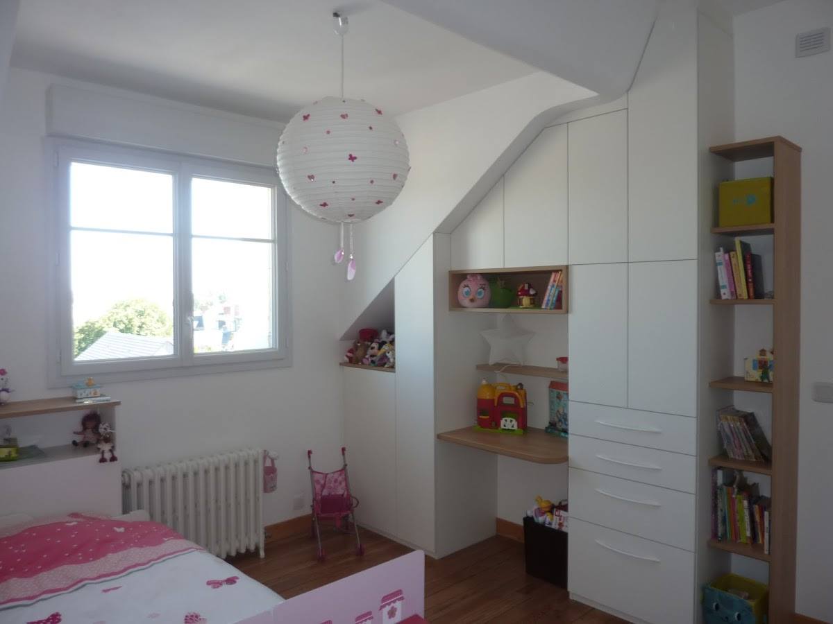 Almacenamiento de un dormitorio con bajo pendiente