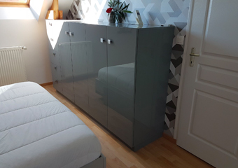 Cómoda a medida en un dormitorio para adultos