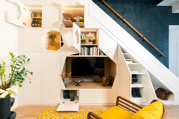 Mueble de TV bajo escalera hecho a medida