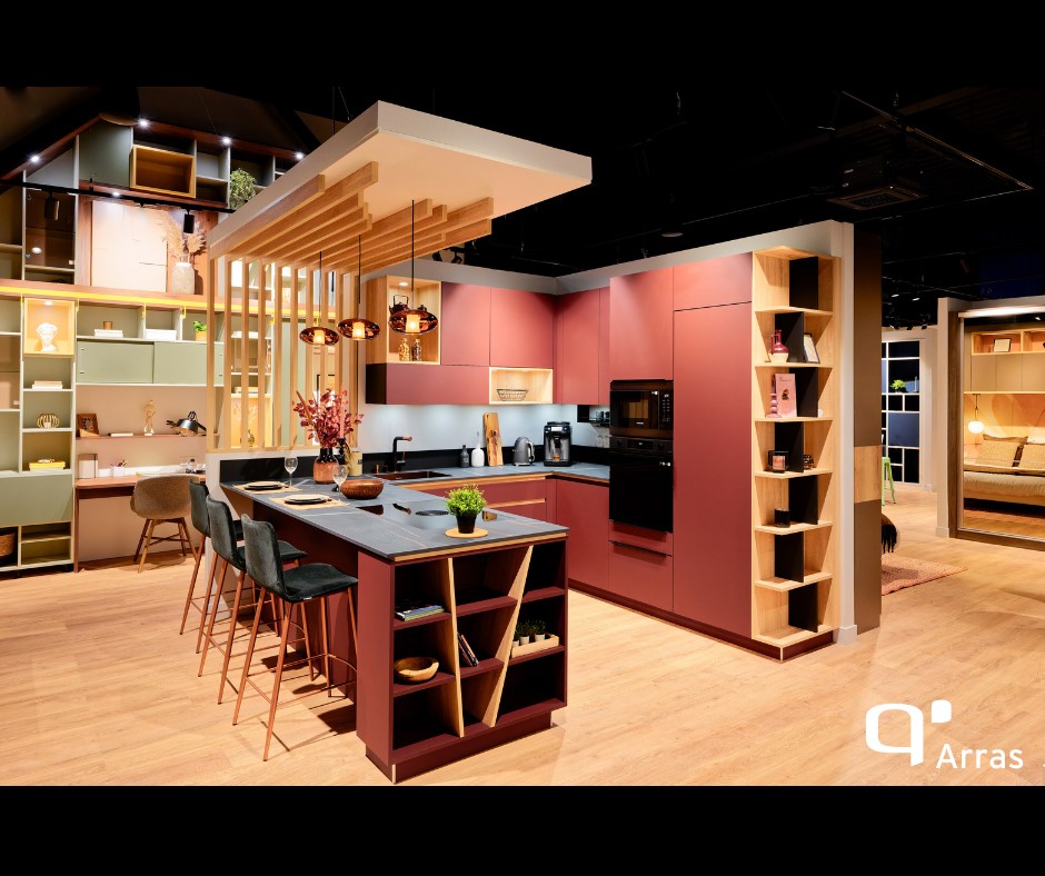 Venez découvrir notre cuisine sur-mesure avec ses rangements intégrés et sa décoration assortie dans notre showroom à ARRAS.