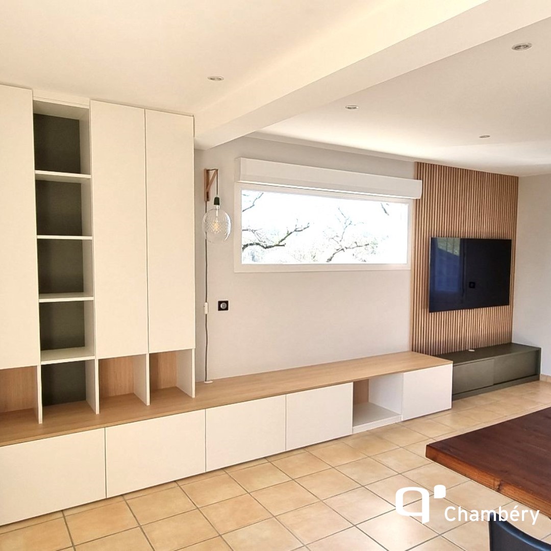 Meuble linéaire sur mesure : un design fonctionnel autour de la lumière naturelle