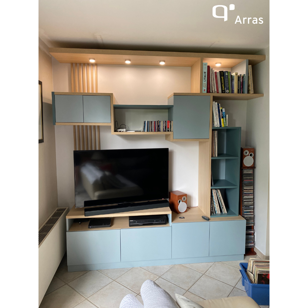 Bibliothèque ou meuble TV ? Avec Quadro ARRAS, il est possible de trouver un équilibre parfait entre les deux pour intégrer chaque élément harmonieusement.