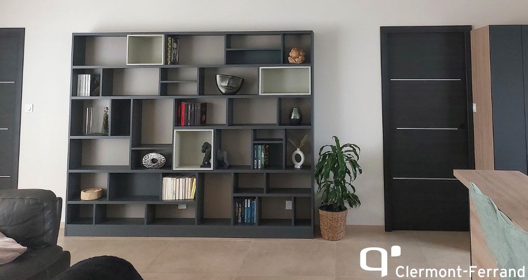 Bibliothèque élégante et harmonieuse