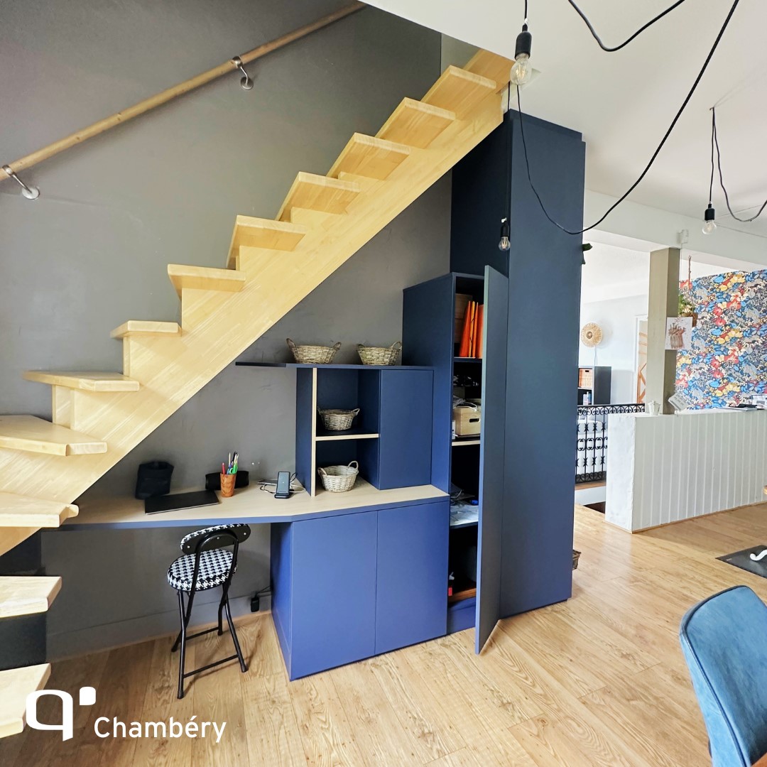 Sous escalier sur mesure : Optimisez un coin souvent ignoré avec un espace bureau fonctionnel et élégant