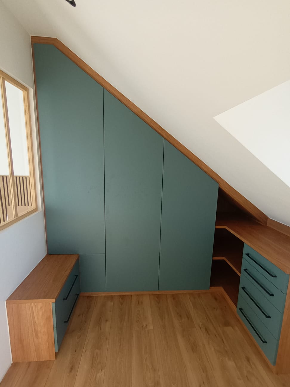 Optimisez chaque recoin avec un dressing sous pente sur mesure alliant style et fonctionnalité sur Arras