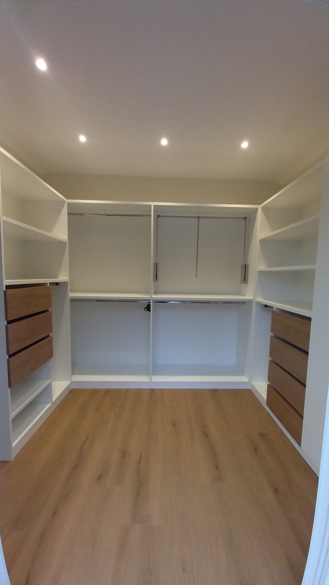 Dressing en U pour un espace dédié.