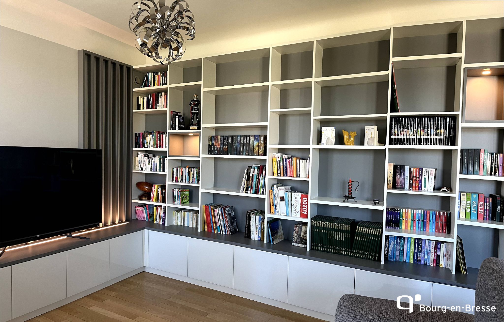 Un meuble TV et une bibliothèque tout en lumière !