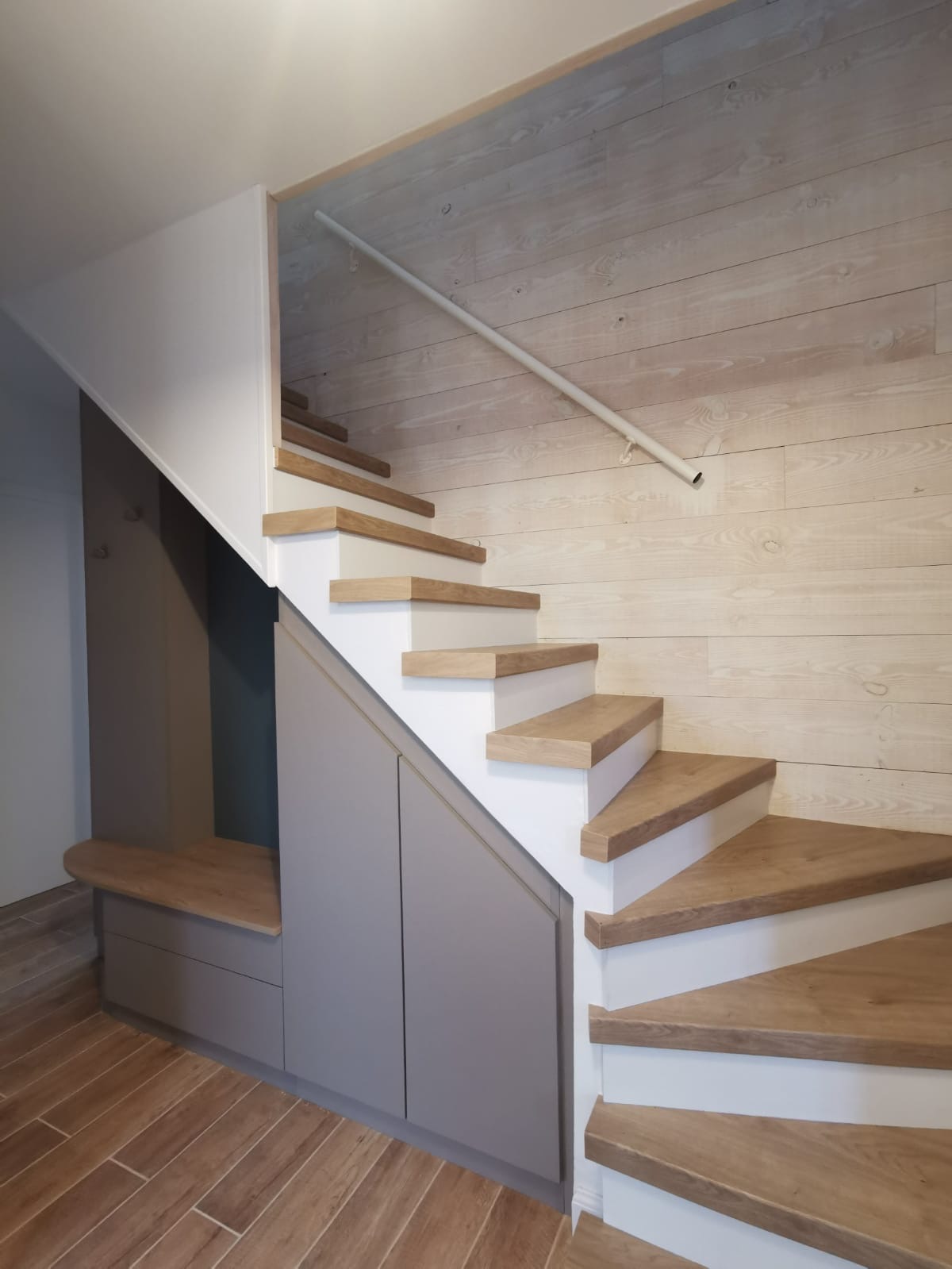 Sous escalier et banc d'assise