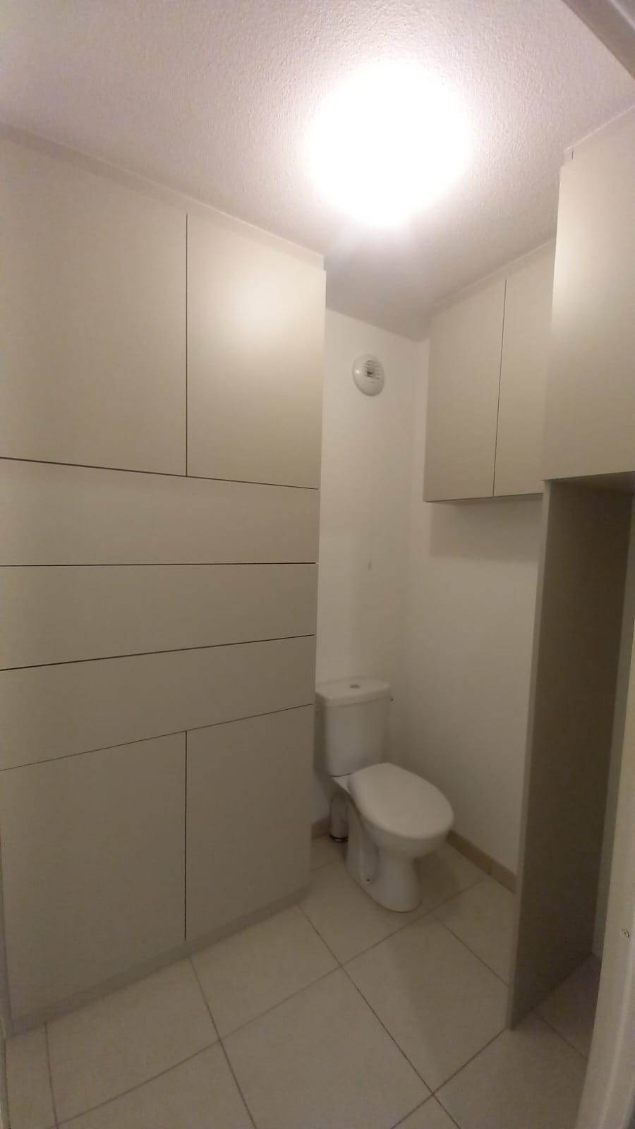 Cellier et espace toilette