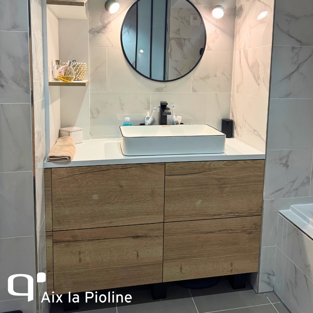 Salle de bain sur mesure design et fonctionnel avec verrière de séparation sur Aix La Pioline