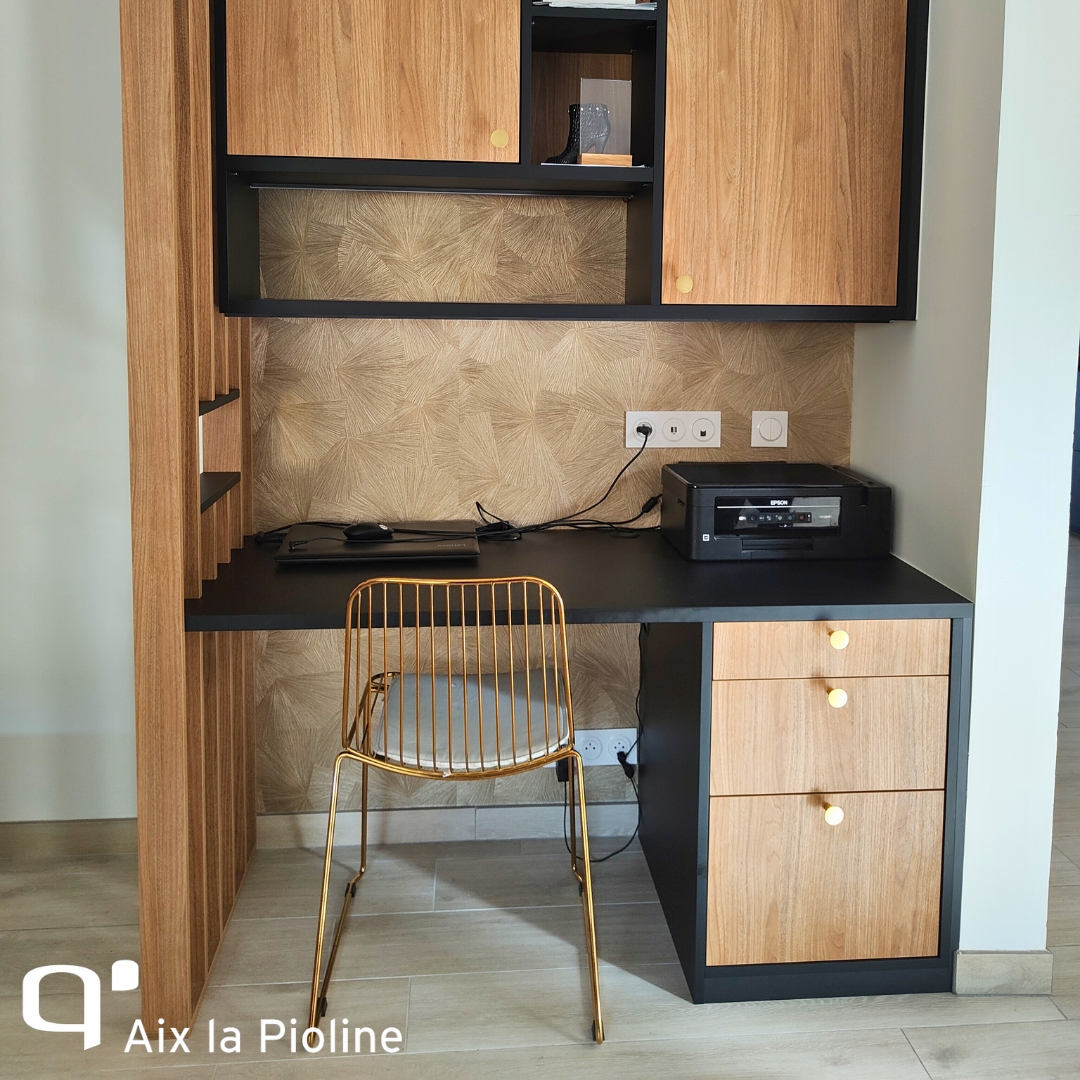 Bureau et claustra sur mesure esthétique et pratique avec des rangements et niches ouvertes sur Aix En Provence