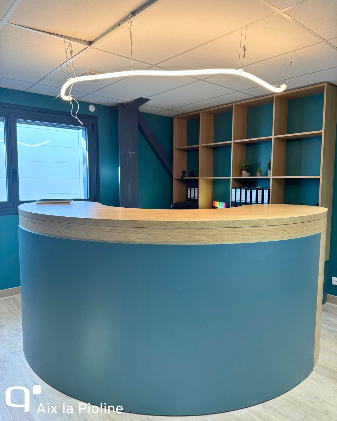 Banque d'accueil sur mesure en arrondi pour professionnel à Roquevaire