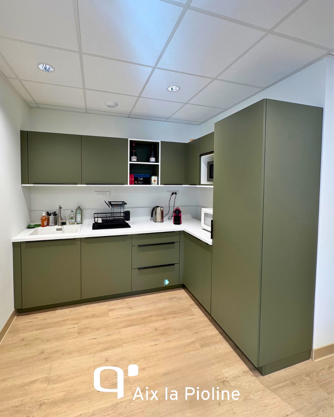 Cuisine sur mesure avec de nombreux rangements et un plan de travail spacieux à Martigues
