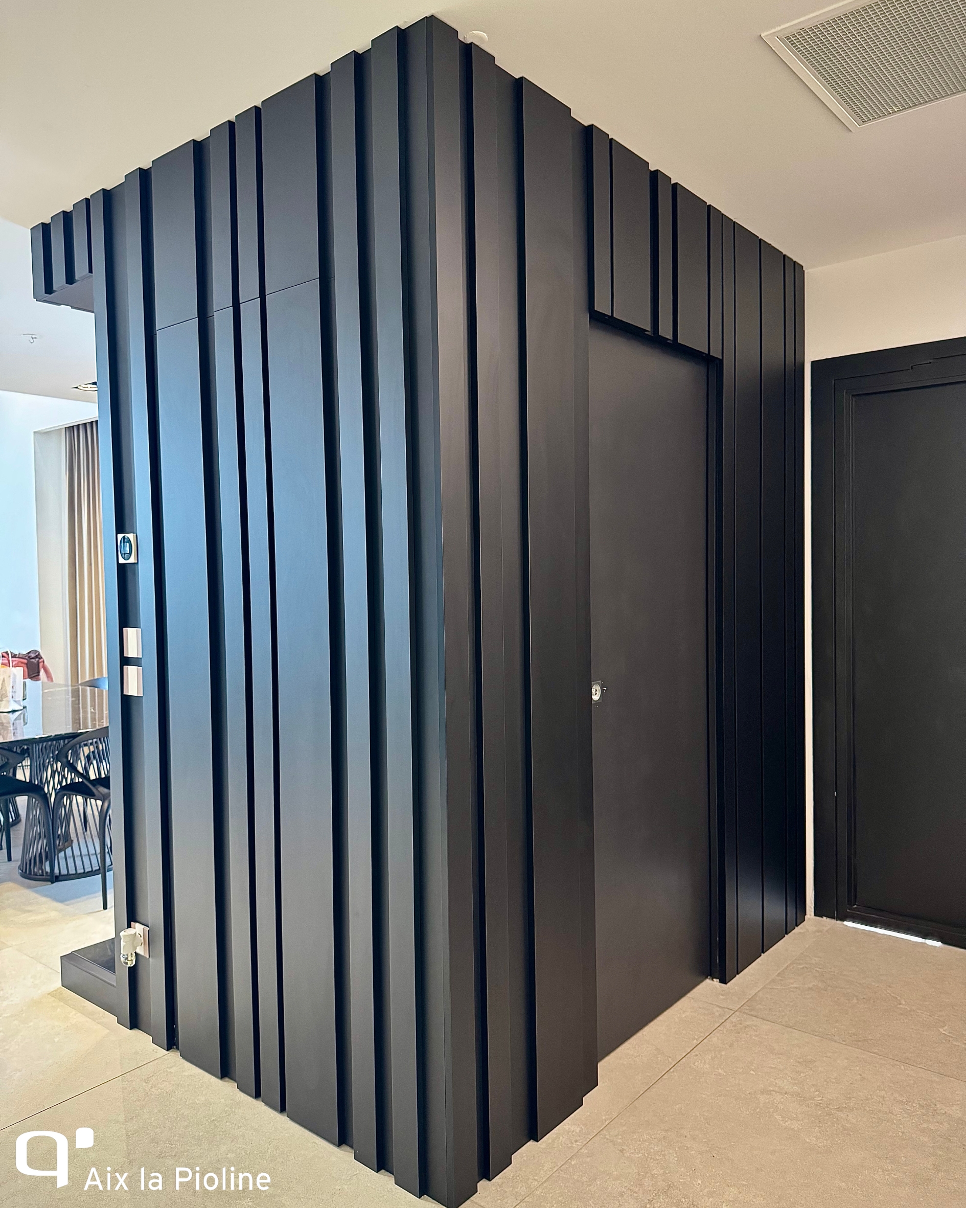 Entrée cachée et élégante avec habillage mural sur mesure