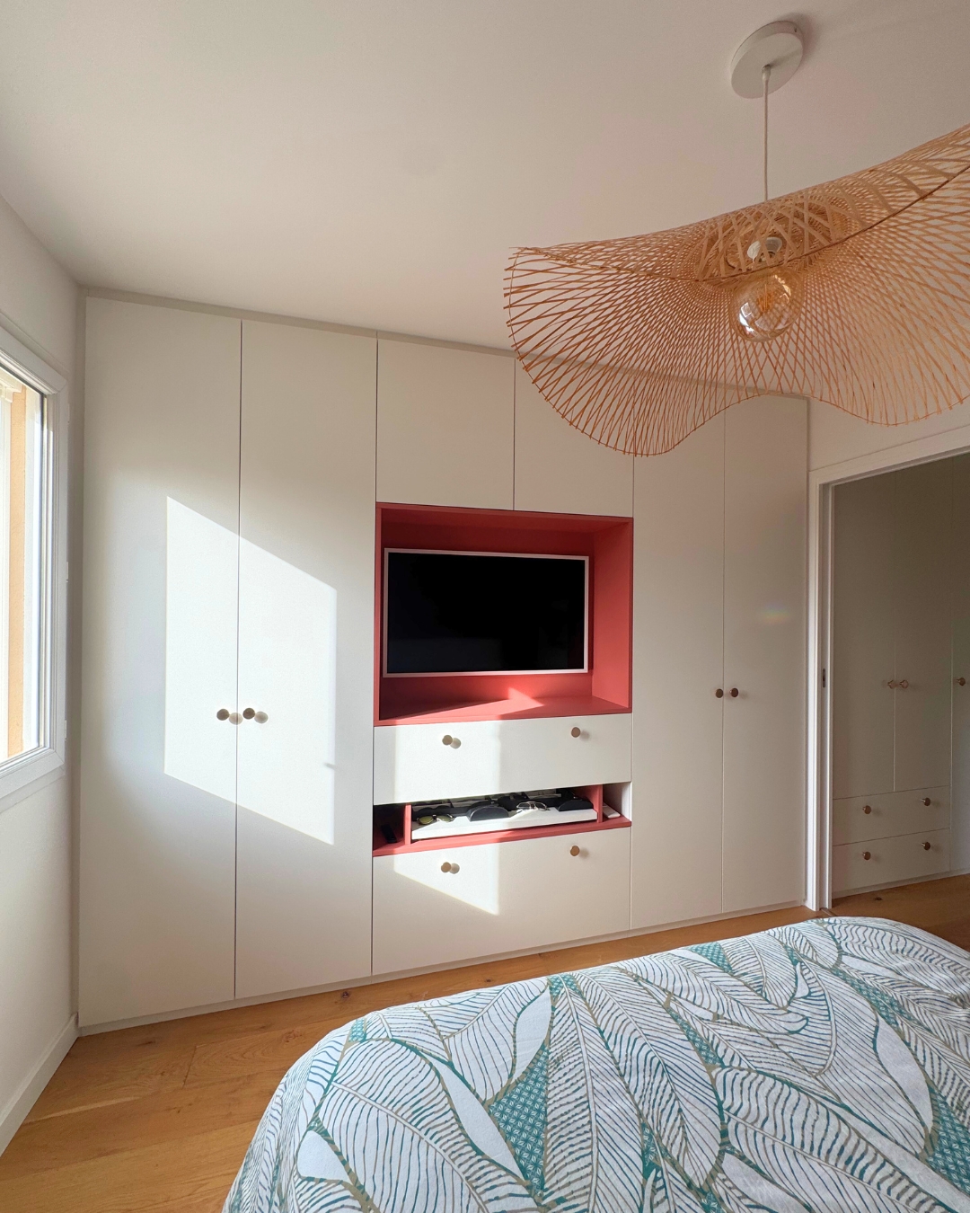 Dressing sur mesure avec des niches terracotta et poignées dorées à Aix En Provence