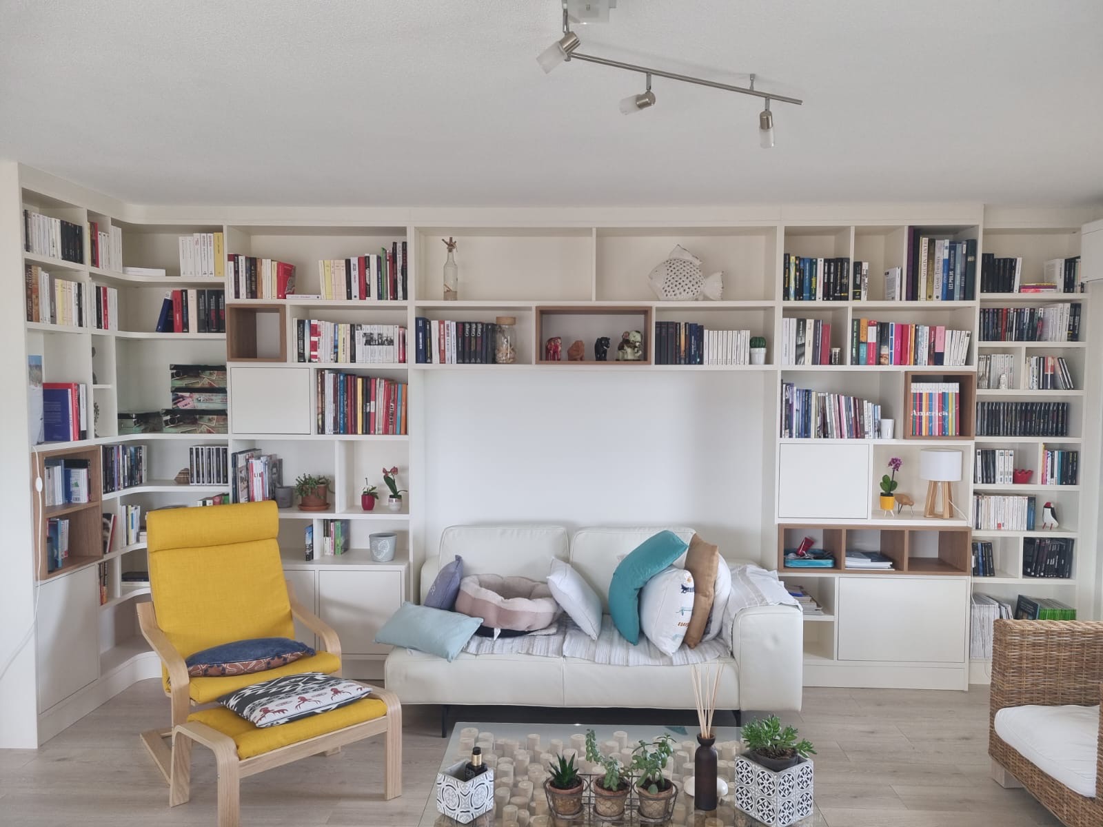 Bibliothèque en angle avec pont