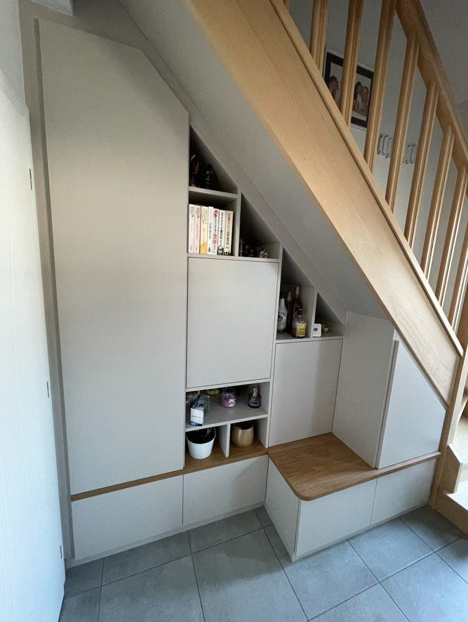 Meuble sous escalier sur mesure à Arras – Optimisez chaque recoin avec élégance grâce à Quadro