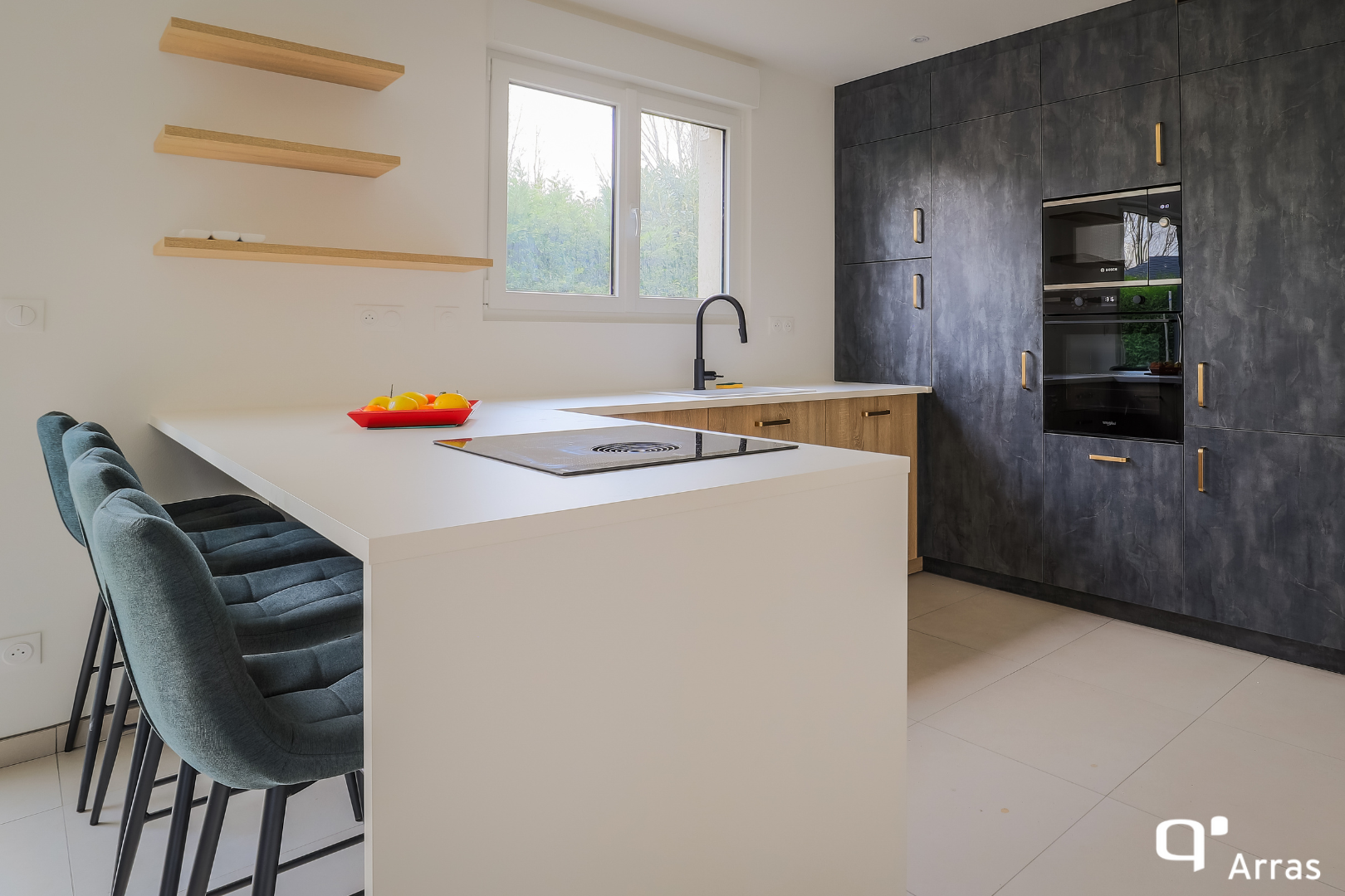 Cuisine sur-mesure : l’alliance du grès anthracite et du bois naturel