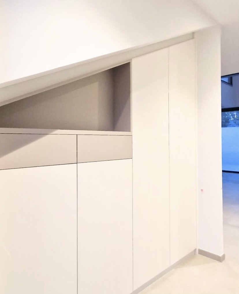 UNE ENTRÉE SOUS PENTE