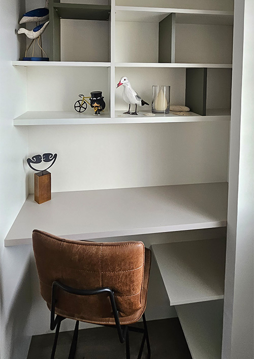 bureau dans une niche etroite