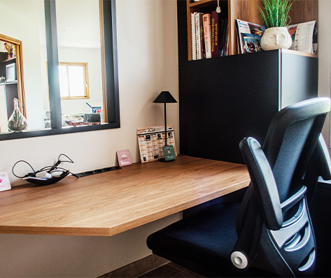 bureau dans un coin collé au mur