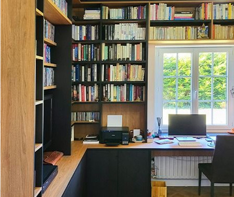 bureau sous une fenetre