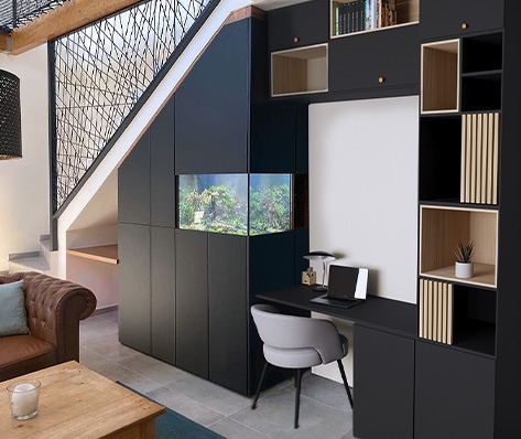 bureau sous escalier avec aquarium
