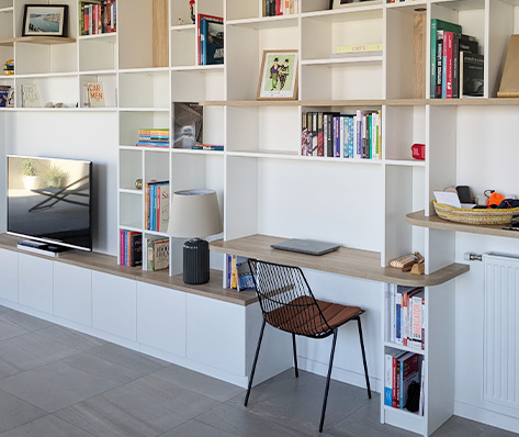 bureau dans un meuble télé