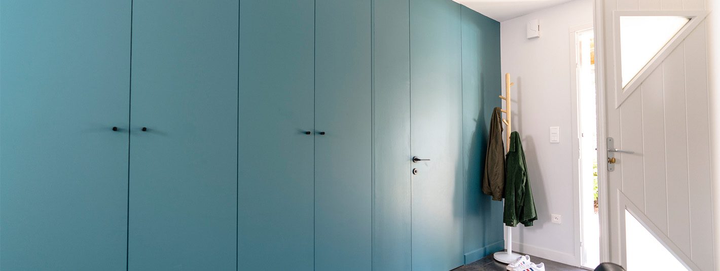 couloir bleu avec portes invisibles